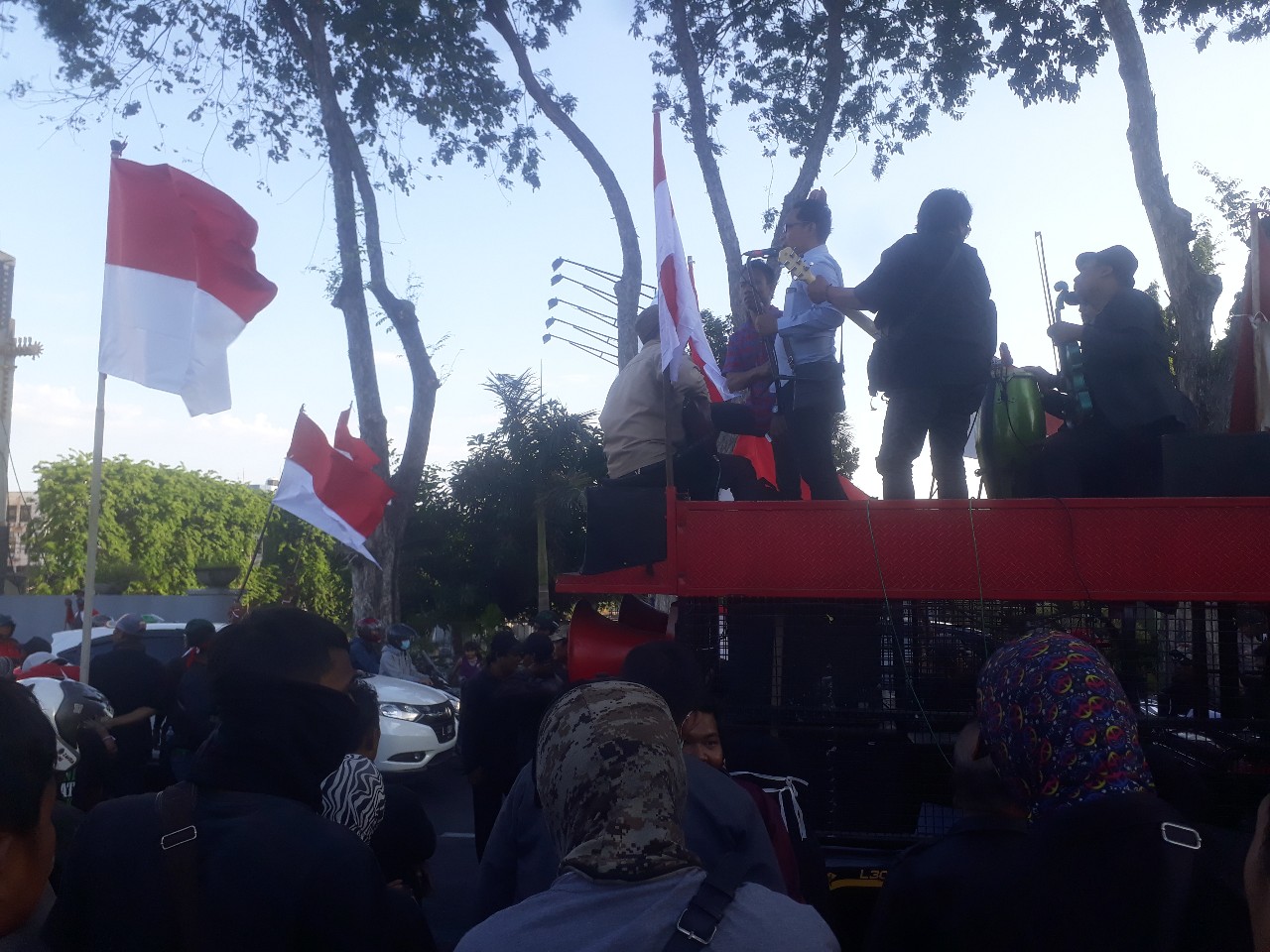 
				Mahasiswa Surabaya Tolak Revisi UU KPK, Pemusik Jalanan Mendukung		