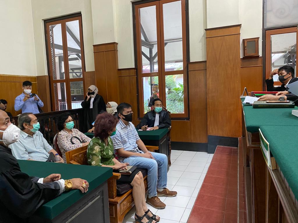 Thumbnail
				Kasus Penggelapan, Tiga Bos dan Eks Direktur PT Zangrandi Dinyatakan Bersalah		 
				Kasus Penggelapan, Tiga Bos dan Eks Direktur PT Zangrandi Dinyatakan Bersalah