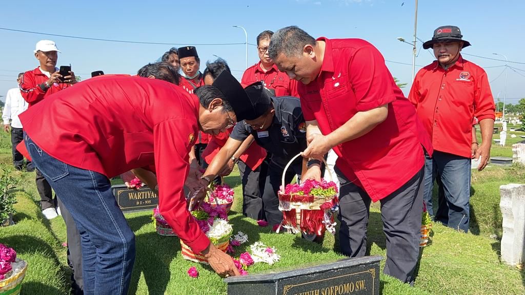 Peringati Tragedi 27 Juli 1996, PDIP Surabaya Lakukan Ziarah ke Makam Pejuang Partai