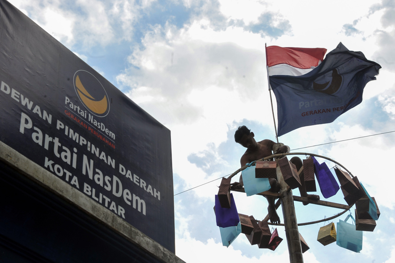 Thumbnail
				Pesta Rakyat 17 Agustus Partai NasDem Jatim, Ada Lomba Panjat Pinang Hingga Makan Kerupuk		 
				Pesta Rakyat 17 Agustus Partai NasDem Jatim, Ada Lomba Panjat Pinang Hingga Makan Kerupuk