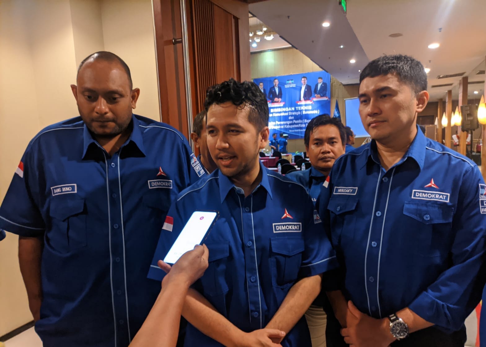 Thumbnail
				Demokrat Masuk Papan Atas Versi Litbang Kompas, Emil Dardak : Sudah Terasa Di Akar Rumput		 
				Demokrat Masuk Papan Atas Versi Litbang Kompas, Emil Dardak : Sudah Terasa Di Akar Rumput