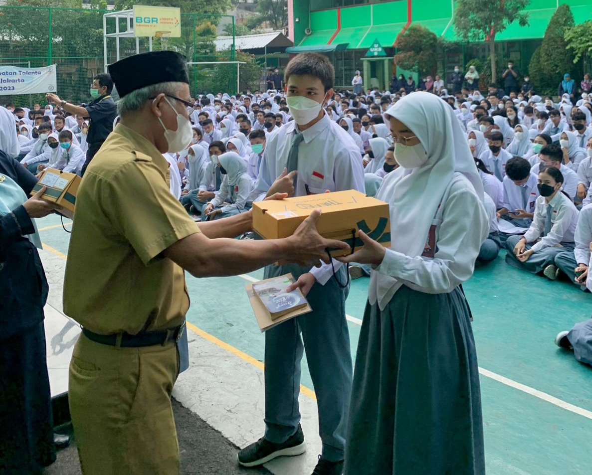 
				Bangun Anak Indonesia,Berprestasi Bersama Ardiles Beri Siswa Sepatu Terbaik		