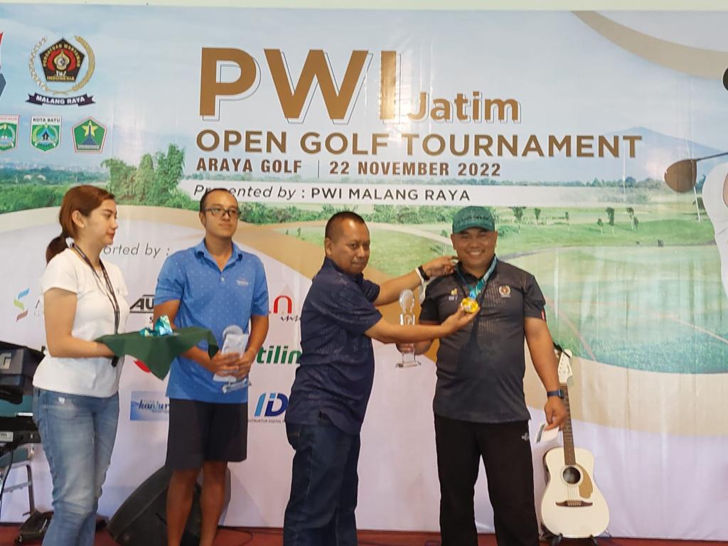 
				Open Golf Tournament Powarnas XIII, Ketum KOMPAK Juara I		