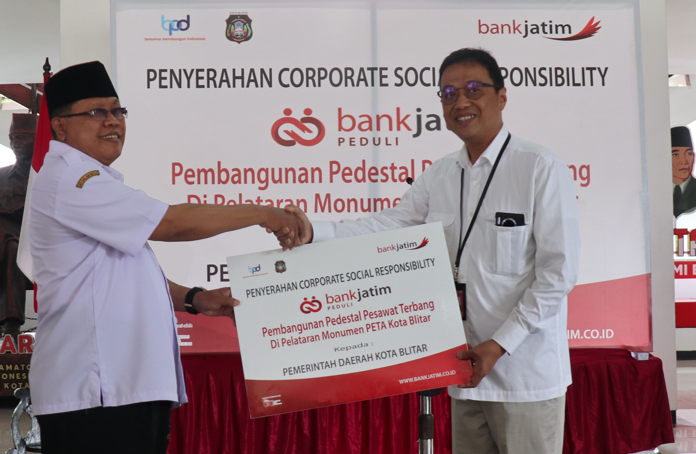 
				Bank Jatim Serahkan CSR Kepada Pemkot Blitar dan Pemkab Nganjuk		