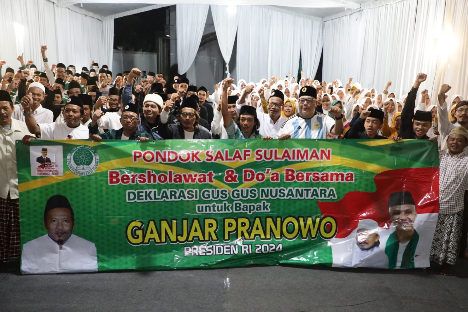 Thumbnail
				Di Jatim, Gus-Gus Nusantara Deklarasi Ganjar Pranowo Presiden 2024		 
				Di Jatim, Gus-Gus Nusantara Deklarasi Ganjar Pranowo Presiden 2024