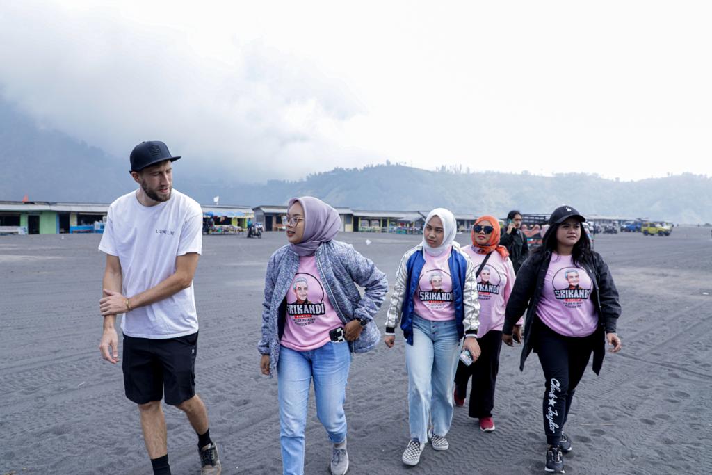 Thumbnail
				Srikandi Ganjar Gelar Pelatihan Bahasa Inggris dan Praktek Jadi Tour Guide Di Wisata Bromo		 
				Srikandi Ganjar Gelar Pelatihan Bahasa Inggris dan Praktek Jadi Tour Guide Di Wisata Bromo