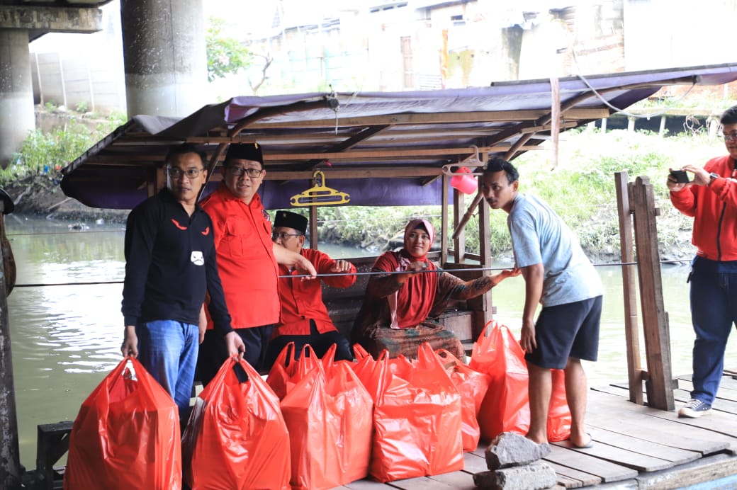 Thumbnail
				Megawati Ultah ke-76, Banteng Jatim Berbagi Makanan Sehat Cegah Stunting		 
				Megawati Ultah ke-76, Banteng Jatim Berbagi Makanan Sehat Cegah Stunting