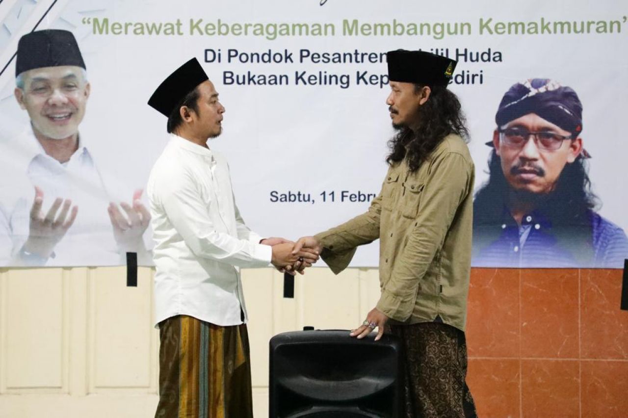 ThumbnailJalin Silaturahmi dengan Pesantren, Gus-Gus Nusantara Jatim Pendukung Ganjar Beri Bantuan Pengeras Suara Jalin Silaturahmi dengan Pesantren, Gus-Gus Nusantara Jatim Pendukung Ganjar Beri Bantuan Pengeras Suara