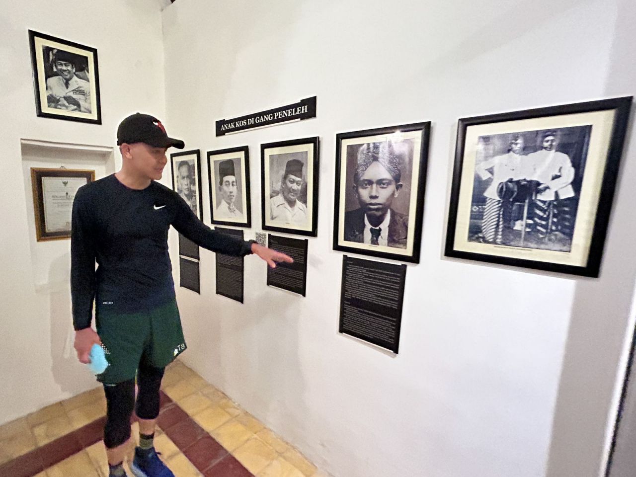 ThumbnailGanjar Napak Tilas Kehidupan Bung Karno, Kunjungi Rumah Kelahiran Hingga Kamar Kost Ganjar Napak Tilas Kehidupan Bung Karno, Kunjungi Rumah Kelahiran Hingga Kamar Kost