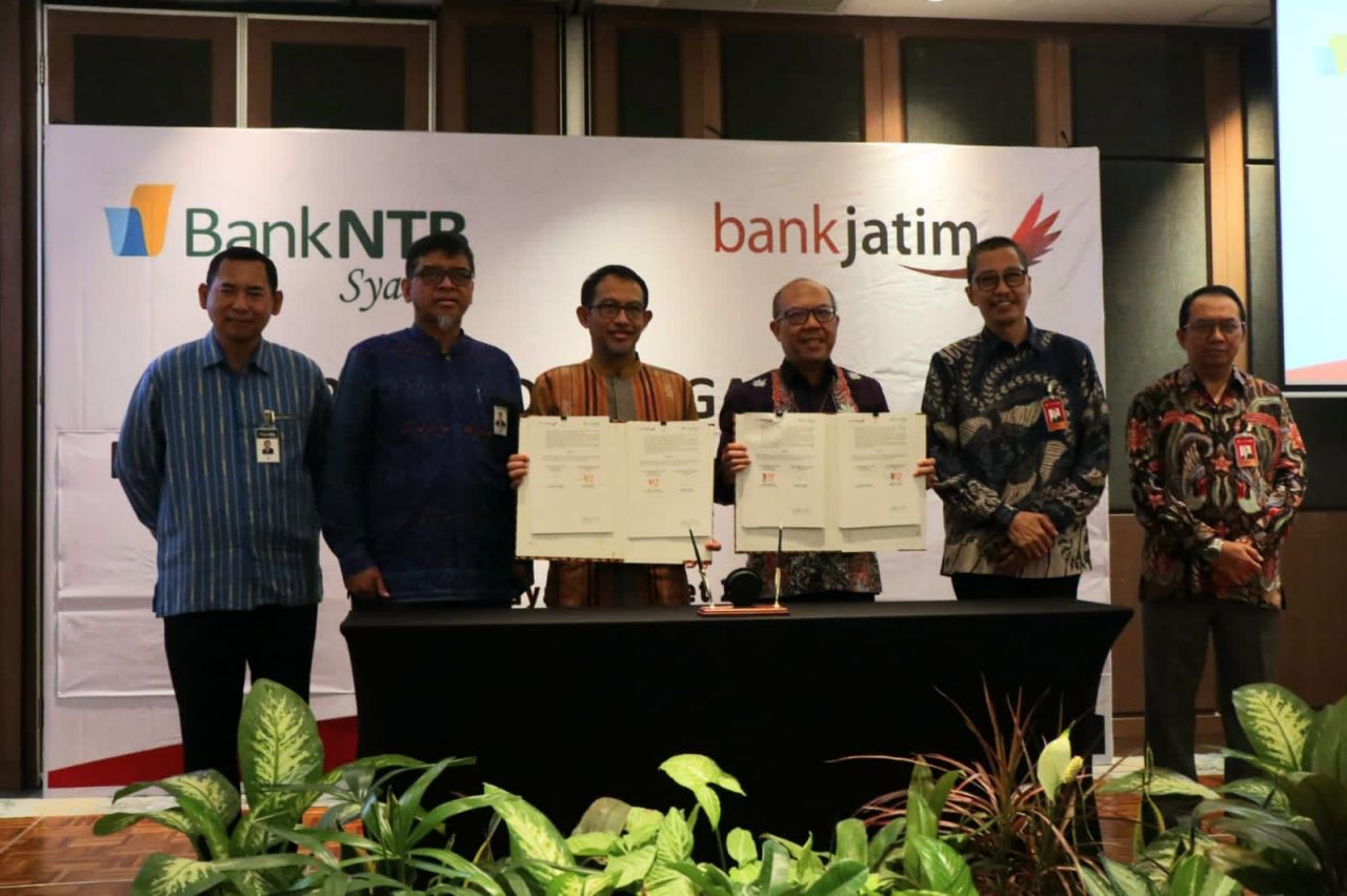 Bank Jatim Teken Kerja Sama Sinergi Bisnis dengan Bank NTB Syariah