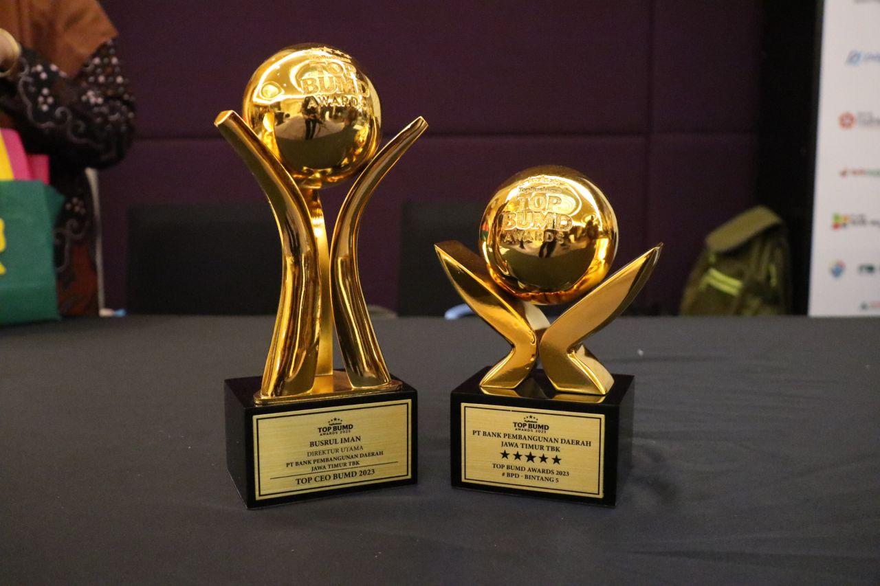 Piala penghargaan untuk Bank Jatim dalam ajang Top BUMD Award 2023. (Dok Humas Bank Jatim)