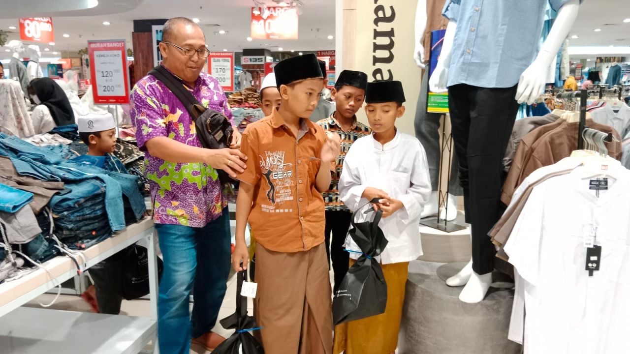 Berbagi Kebahagiaan, Jurnalis Pokja Grahadi Ajak Puluhan Anak Yatim Belanja Baju Lebaran