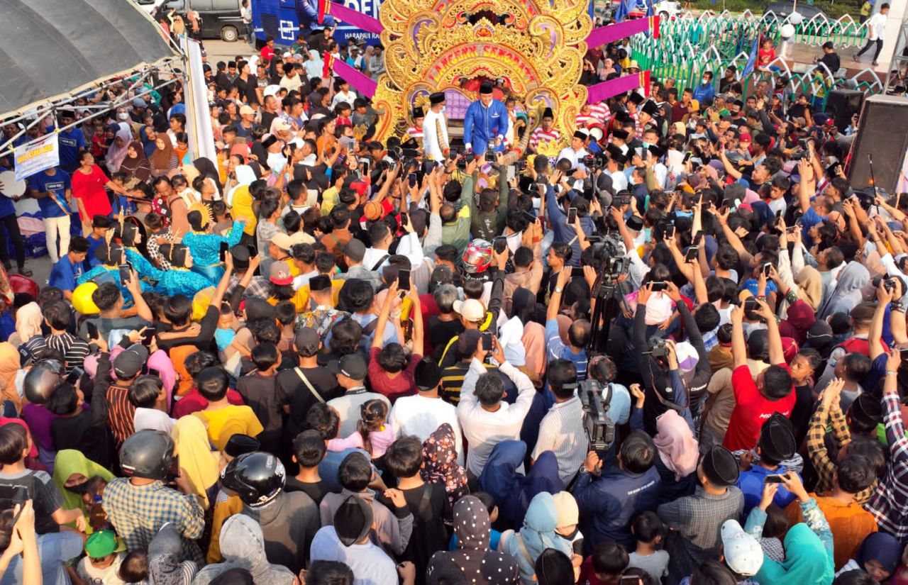 AHY Ngabuburit Di Alun-Alun Arek Lancor Pamekasan