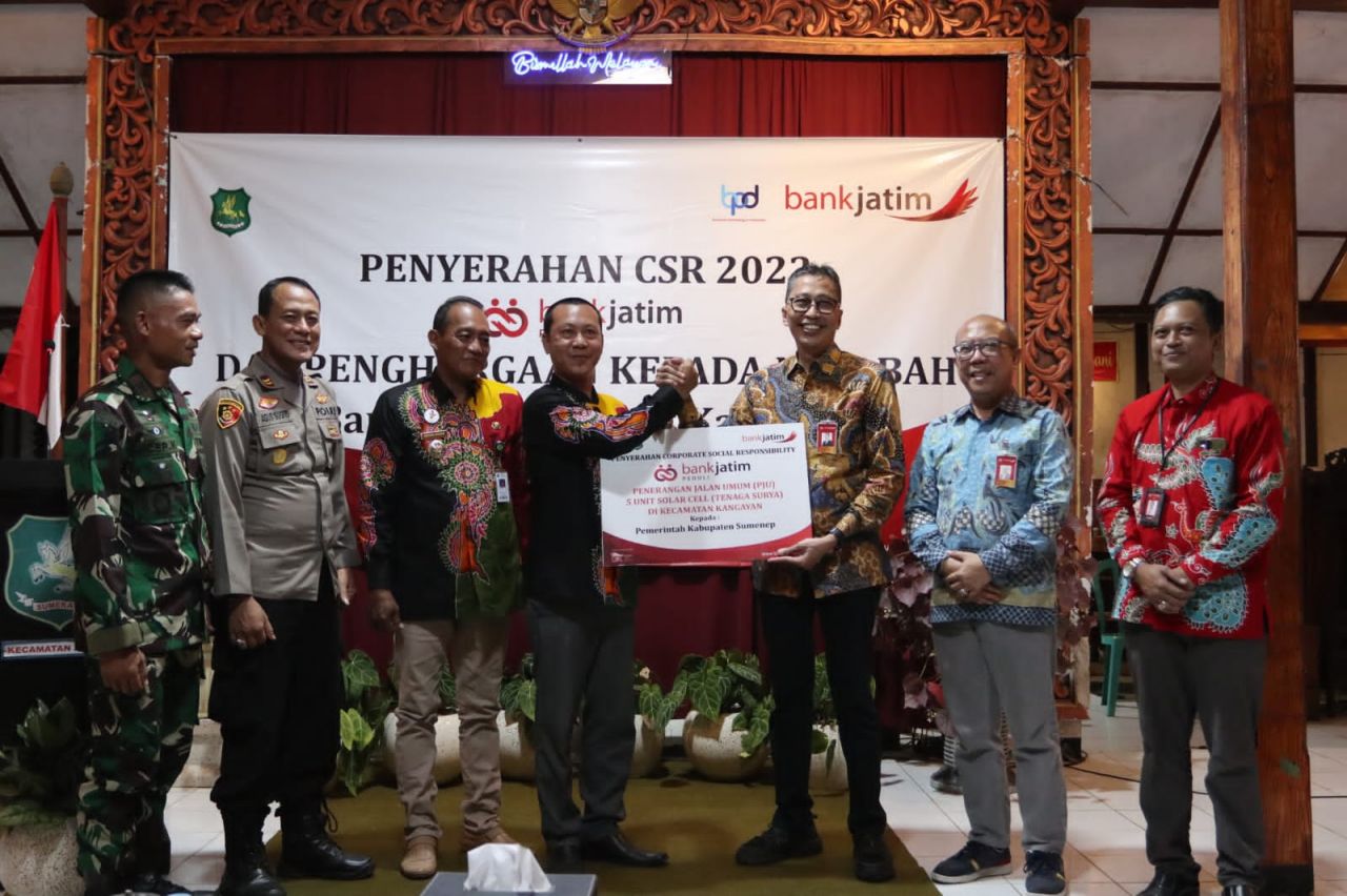 Terangkan Pulau Kangean Lewat CSR PJU Solar Cell Dari Bank Jatim