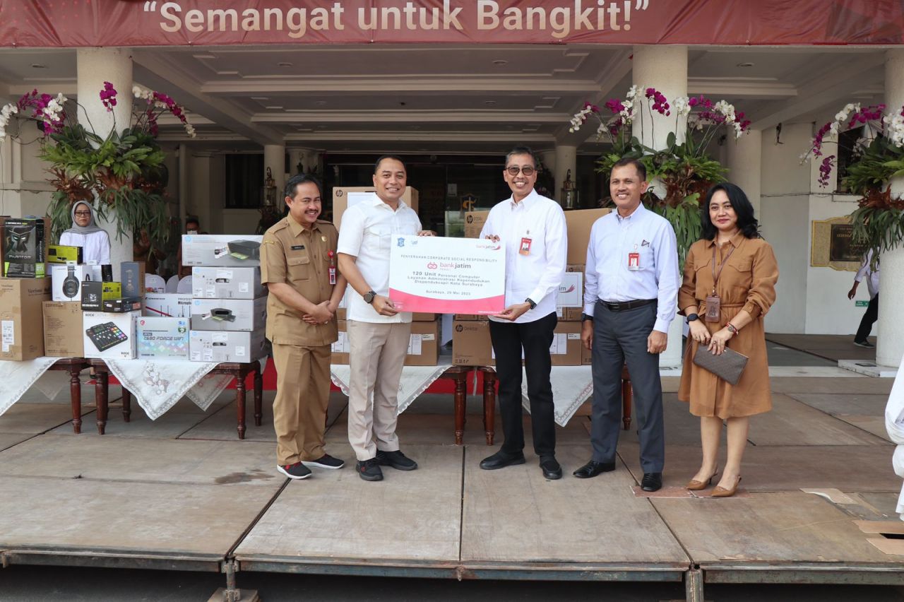 Dukung Percepatan Digitalisasi, Bank Jatim Serahkan Bantuan CSR 120 Unit PC Kepada Pemkot Surabaya