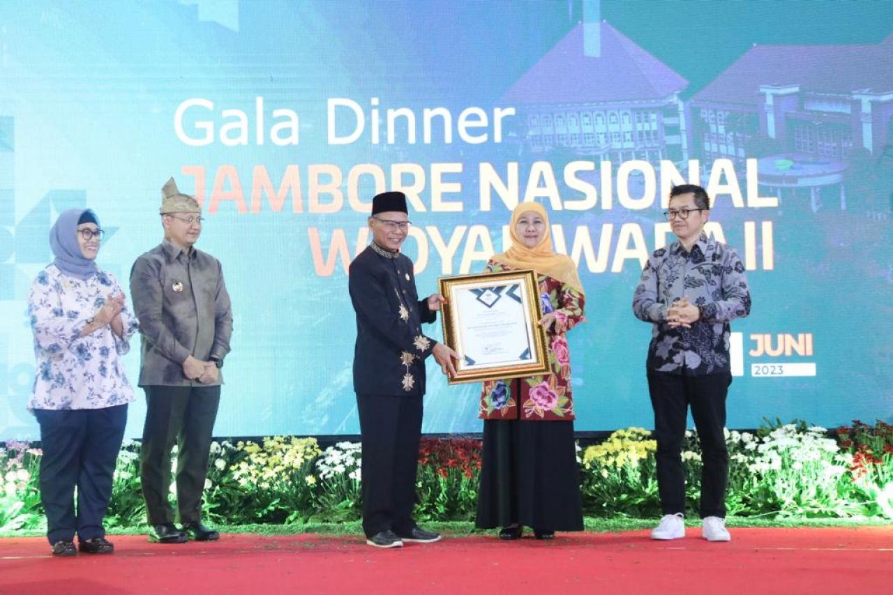 Khofifah Raih Penghargaan dari DPP APWI Untuk Pengembangan Kompetensi ASN