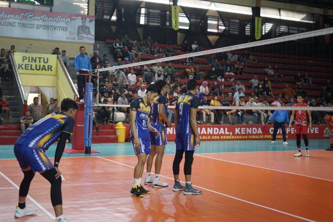 Seri II Bapak 16 Besar Volley Ball Kapolri CUP 2023 Di Gelar Di Gresik