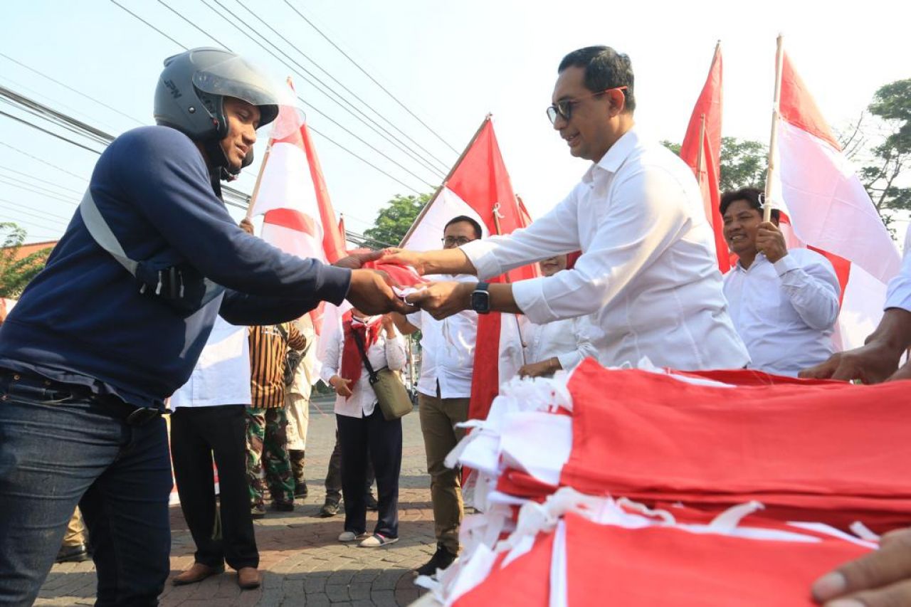 JGU Sebar 2.000 Bendera Ke Pedagang, Pengungsi dan Masyarakat