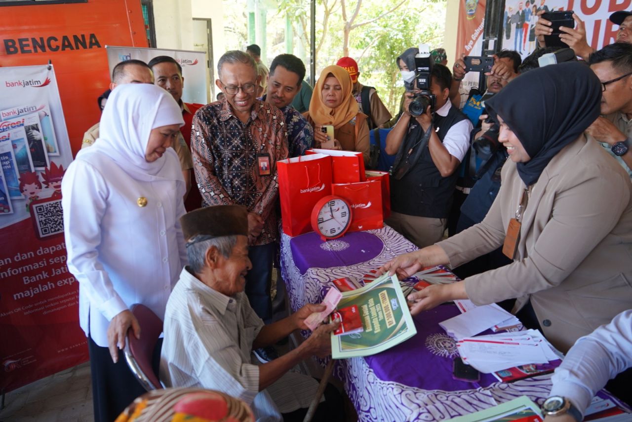 ThumbnailPemprov Jatim Bersama Bank Jatim Salurkan Bantuan Sosial ke Bangkalan Pemprov Jatim Bersama Bank Jatim Salurkan Bantuan Sosial ke Bangkalan