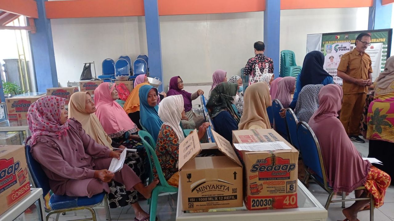 KPM Program Jatim Puspa Desa Kedungbanteng Sidoarjo Terima Bantuan Barang