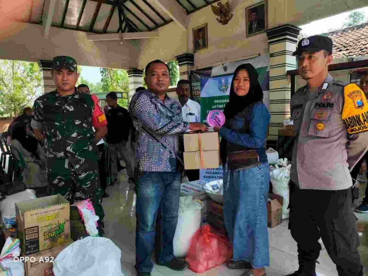 ThumbnailEmak-Emak Desa Mojosarirejo Terima Bantuan Barang Program Jatim Puspa Emak-Emak Desa Mojosarirejo Terima Bantuan Barang Program Jatim Puspa