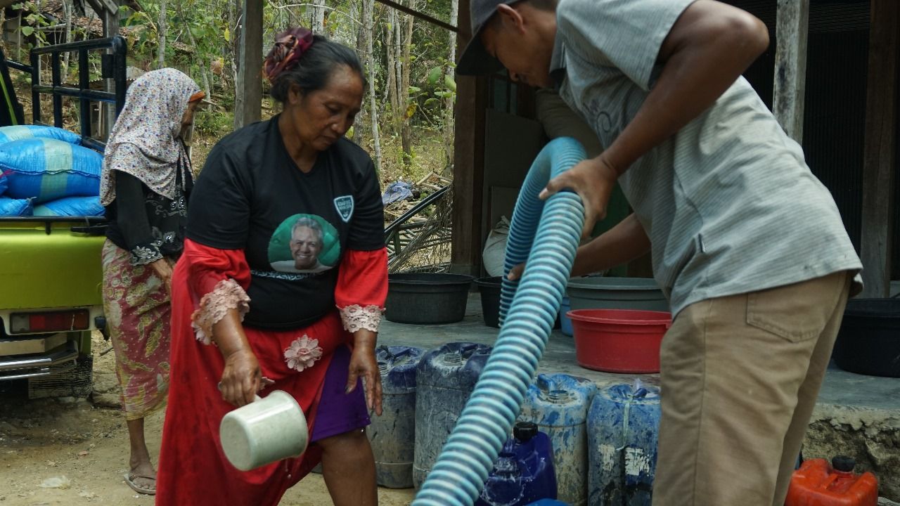 ThumbnailKowarteg Ganjar Bantu Penuhi Kebutuhan Air Bersih Ratusan Warga Sampang, Madura Kowarteg Ganjar Bantu Penuhi Kebutuhan Air Bersih Ratusan Warga Sampang, Madura