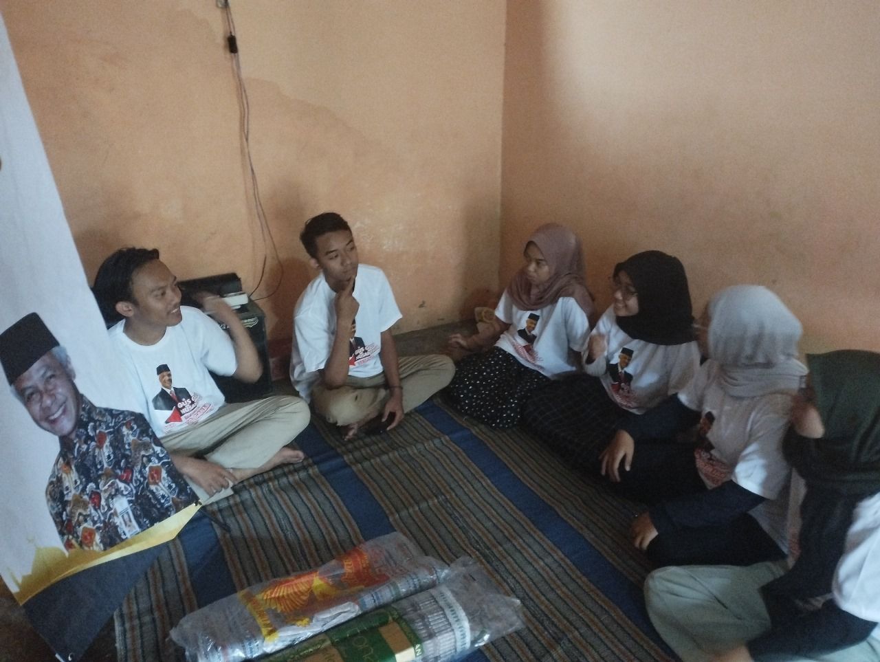 ThumbnailGus-Gus Ganjar Salurkan Karpet ke Majelis Taklim di Kediri Gus-Gus Ganjar Salurkan Karpet ke Majelis Taklim di Kediri