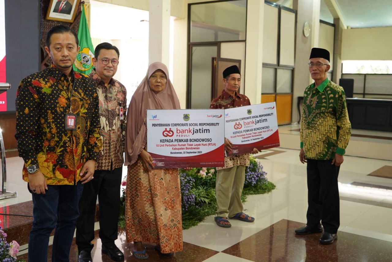 Bank Jatim Serahkan CSR Rehabilitasi RTLH Kepada Pemkab Bondowoso