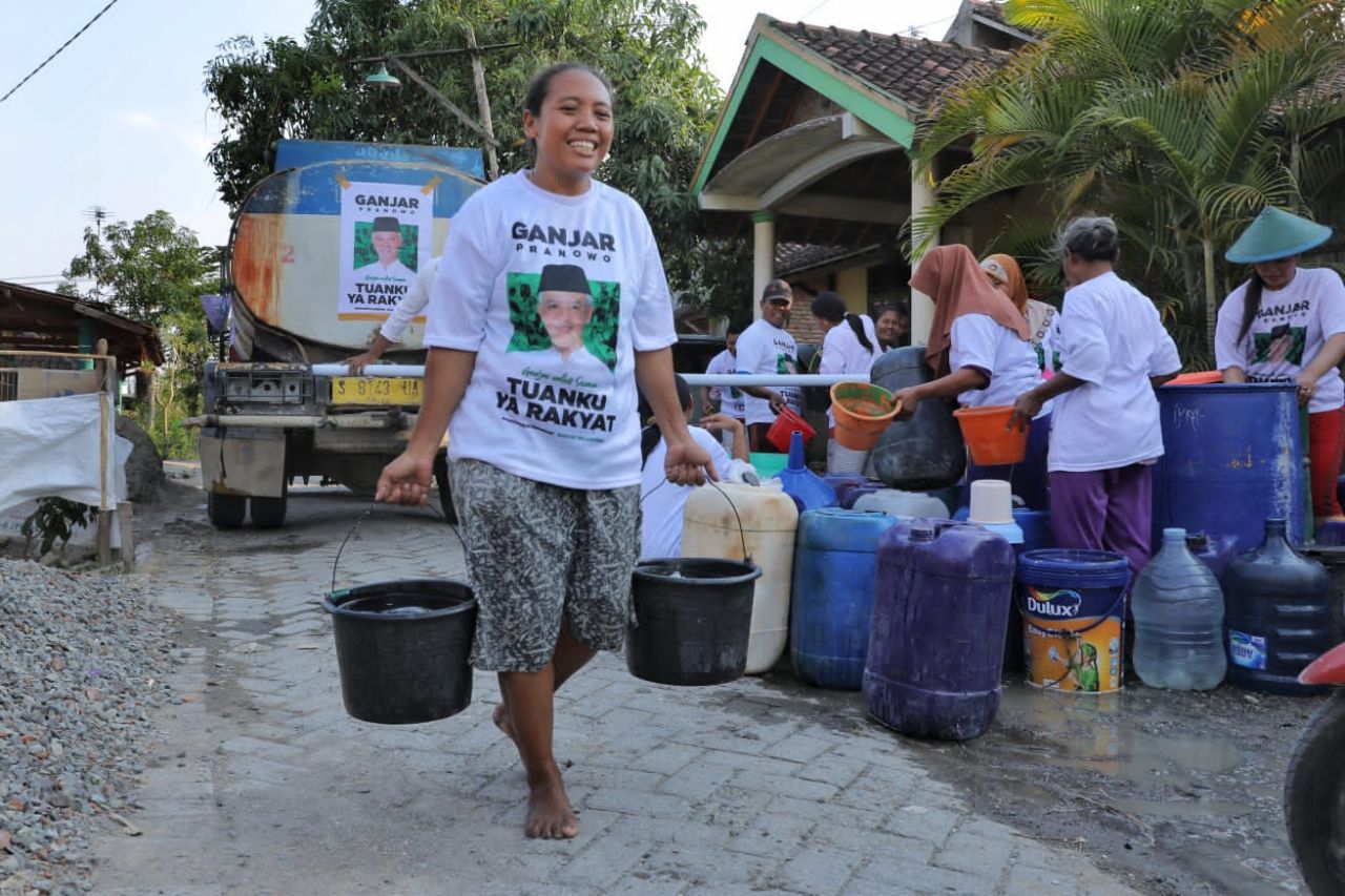 ThumbnailKiai Muda Ganjar Salurkan 10.000 Liter Air Bersih untuk Ratusan Warga di Bojonegoro Kiai Muda Ganjar Salurkan 10.000 Liter Air Bersih untuk Ratusan Warga di Bojonegoro