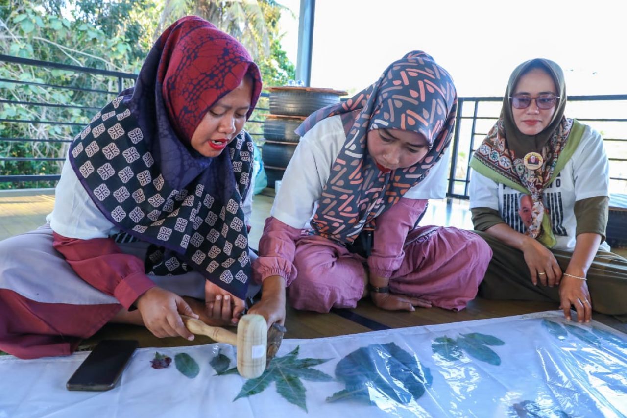 ThumbnailMak Ganjar Kenalkan Teknik Membatik Ramah Lingkungan di Sumenep Mak Ganjar Kenalkan Teknik Membatik Ramah Lingkungan di Sumenep