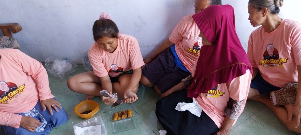 ThumbnailMak Ganjar Latih Ibu-Ibu di Kota Kediri Membuat Pisang Cokelat Mak Ganjar Latih Ibu-Ibu di Kota Kediri Membuat Pisang Cokelat