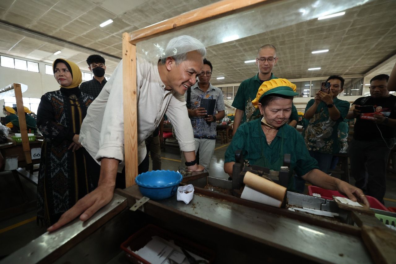 ThumbnailKunjungi Pabrik Rokok di Malang, Ganjar Diskusi dan Serap Aspirasi Ribuan Pekerja Kunjungi Pabrik Rokok di Malang, Ganjar Diskusi dan Serap Aspirasi Ribuan Pekerja