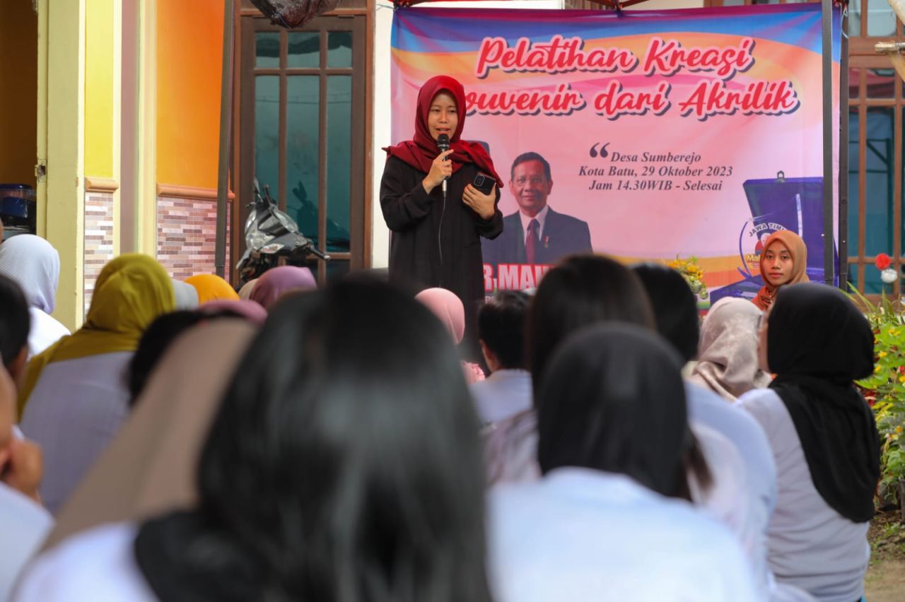 Dorong Perempuan Berkreativitas Tanpa Batas, Mak Ganjar Jatim Gelar Pelatihan Kreasi Souvenir dari Akrilik