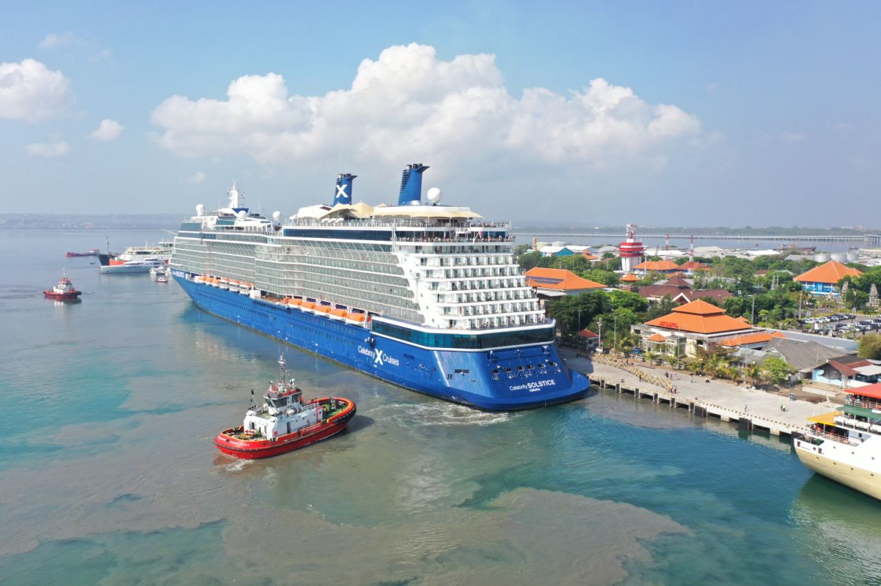 Cruise Celebrity Solstice Sandar Di Pelabuhan Benoa
