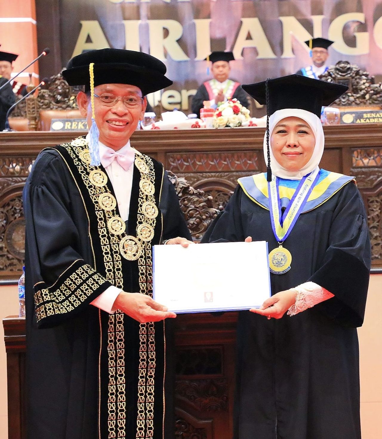Unair Beri Gelar Doktor Honoris Causa, Khofifah Orasi Ilmiah Tentang Percepatan Pengentasan Kemiskinan