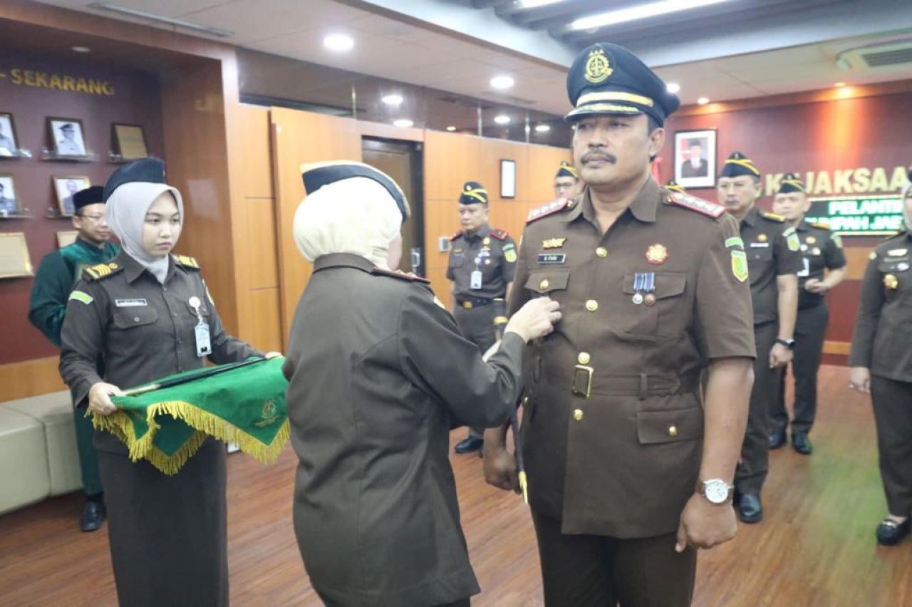 Kepala Kejaksaan Tinggi Jawa Timur Mia Amiati melantik Dzakiyul Fikri sebagai Kepala Kejari Bondowoso, Kamis (23/11/2023). (Red)