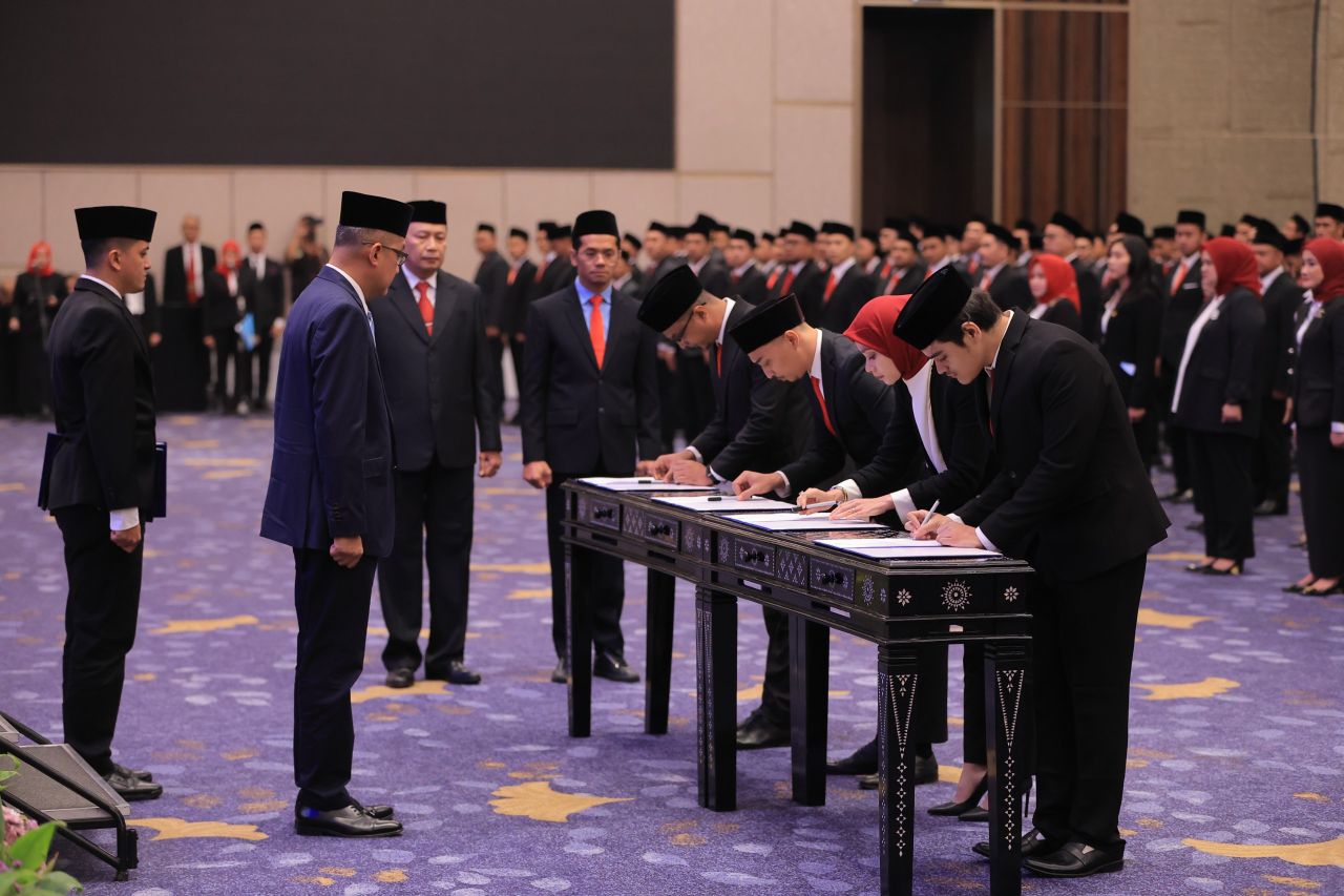 Direktur Jenderal Administrasi Hukum Umum (AHU) Cahyo R. Muzhar melantik 435 Notaris yang berkedudukan di wialayah hukum provinsi Jatim Sabtu (4/11/2023) di Surabaya. (Dok Humas Kemenkumham Jatim)