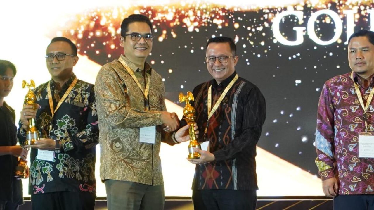 Corporate Secretary bankjatim Wioga Adhiarma Aji menerima penghargaan Gold Rank ASRRAT 2023 Senin (6/11/2023) malam.