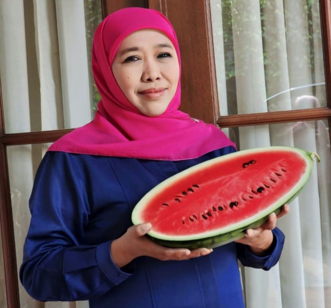 Dukung Perjuangan Palestina, Khofifah Pose Foto Angkat Semangka