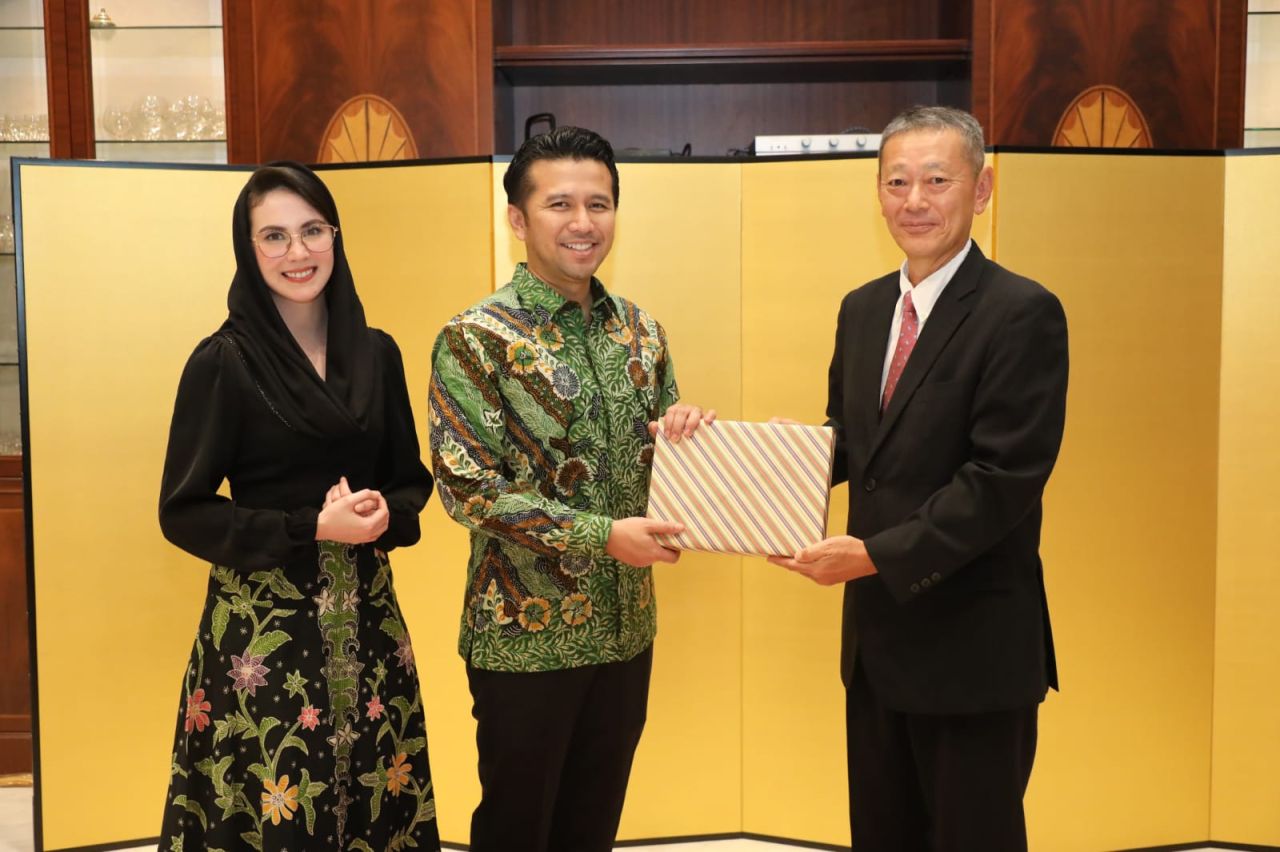 Dianggap Berperan Dalam Relasi Jepang-Indonesia, Menlu Jepang Beri Penghargaan Emil Dardak