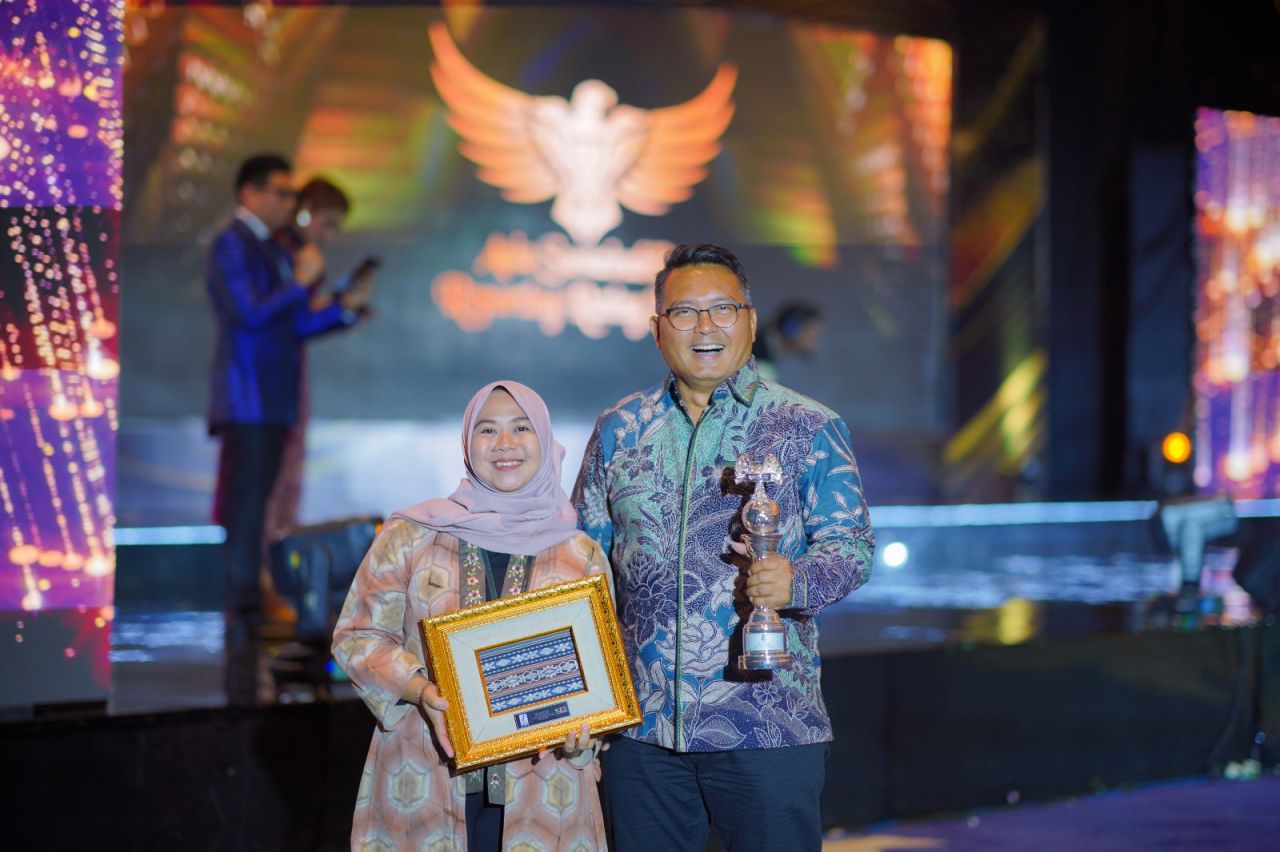 PT SIER Raih Penghargaan Silver Rank dari ASRRAT Didik Prasetiyono, Direktur Utama PT SIER, dan Puspita Ernawati., Kepala Departemen Tanggung Jawab Sosial dan Lingkungan (TJSL) PT SIER usai menerima penghargaan Silver Rank dari ASRRAT di Hotel Raffles Jakarta, Senin (6/11/2023). (Dok Humas PT SIER)