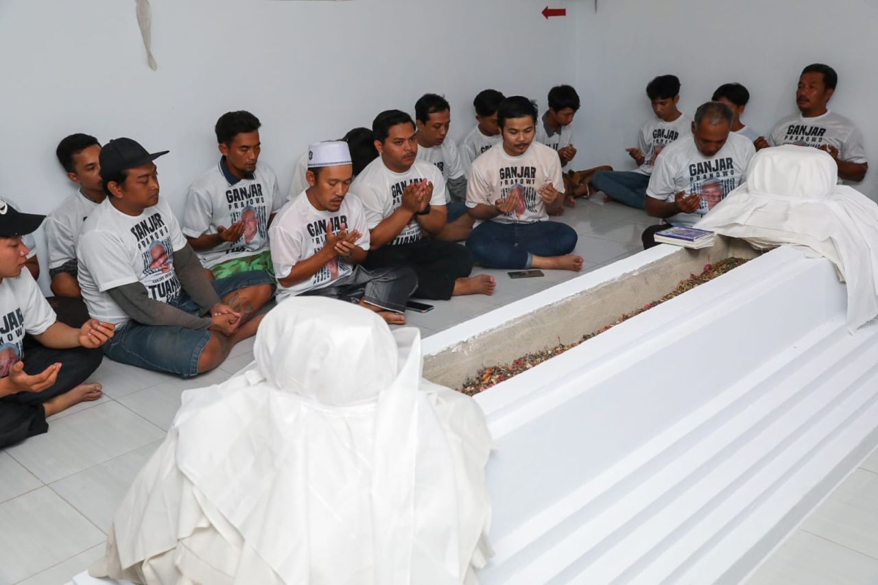 Ziarahi Makam Leluhur di Lamongan, Ganjar Creasi Kenang Jasa Pahlawan di Hari Pahlawan