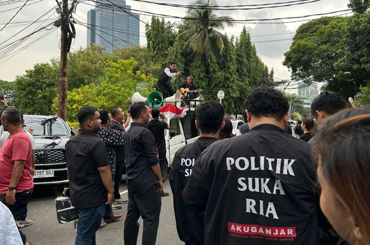 Aksi pendukung Ganjar-Mahfud di kantor KPU RI, Selasa (14/11/2023). (Red)