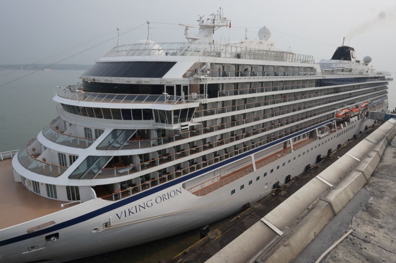 Bawa Ratusan Turis Asing, Kapal Pesiar Viking Orion Mampir di Surabaya