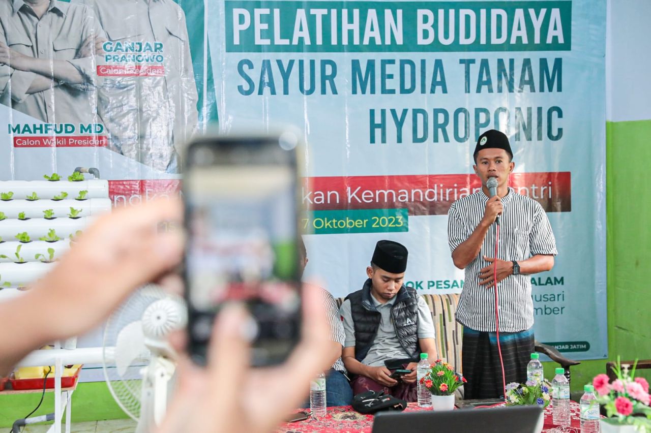 ThumbnailDukung Kemandirian, Santri Dukung Ganjar Gelar Pelatihan Budi Daya Sayur Hidroponik Dukung Kemandirian, Santri Dukung Ganjar Gelar Pelatihan Budi Daya Sayur Hidroponik