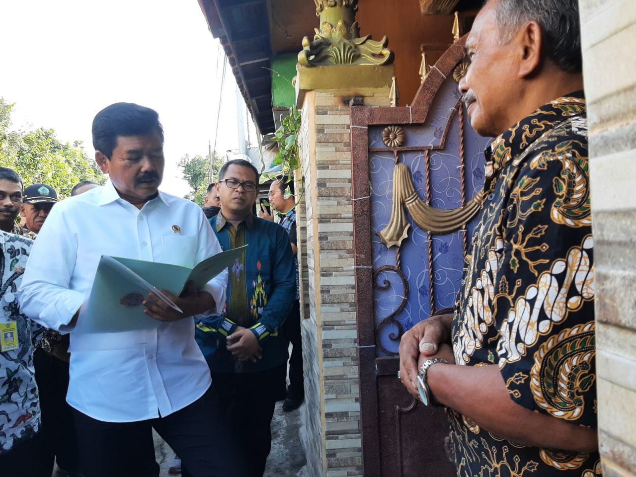 Menteri Hadi Tjahjanto Kembali Serahkan Sertifikat PTSL di Sidoarjo