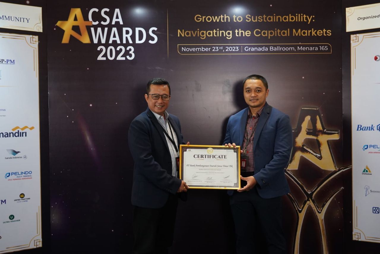 Bank Jatim Terima Penghargaan CSA Awards 2023 Bank Jatim Terima Penghargaan CSA Awards 2023, Kamis (23/11/2023). (Dok Humas Bank Jatim)