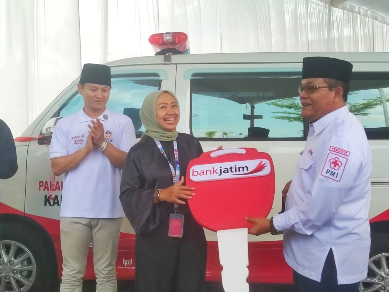Bank Jatim Serahkan CSR Mobil Ambulans dan Launching KKPD di Trenggalek