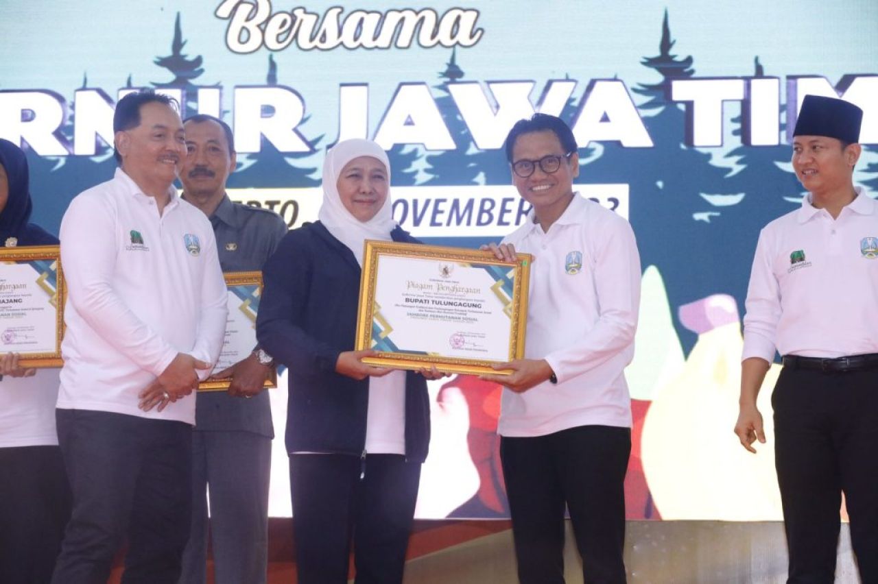 Khofifah Apresiasi Tulungagung Dalam Pengembangan Perhutanan Sosial Pj Bupati Tulungagung Heru Suseno menerima penghargaan dari Gubernur Khofifah Indar Parawansa dalam pengembangan perhutanan sosial, Selasa (28/11/2023). (Dok Humas Pemkab Tulungagung)