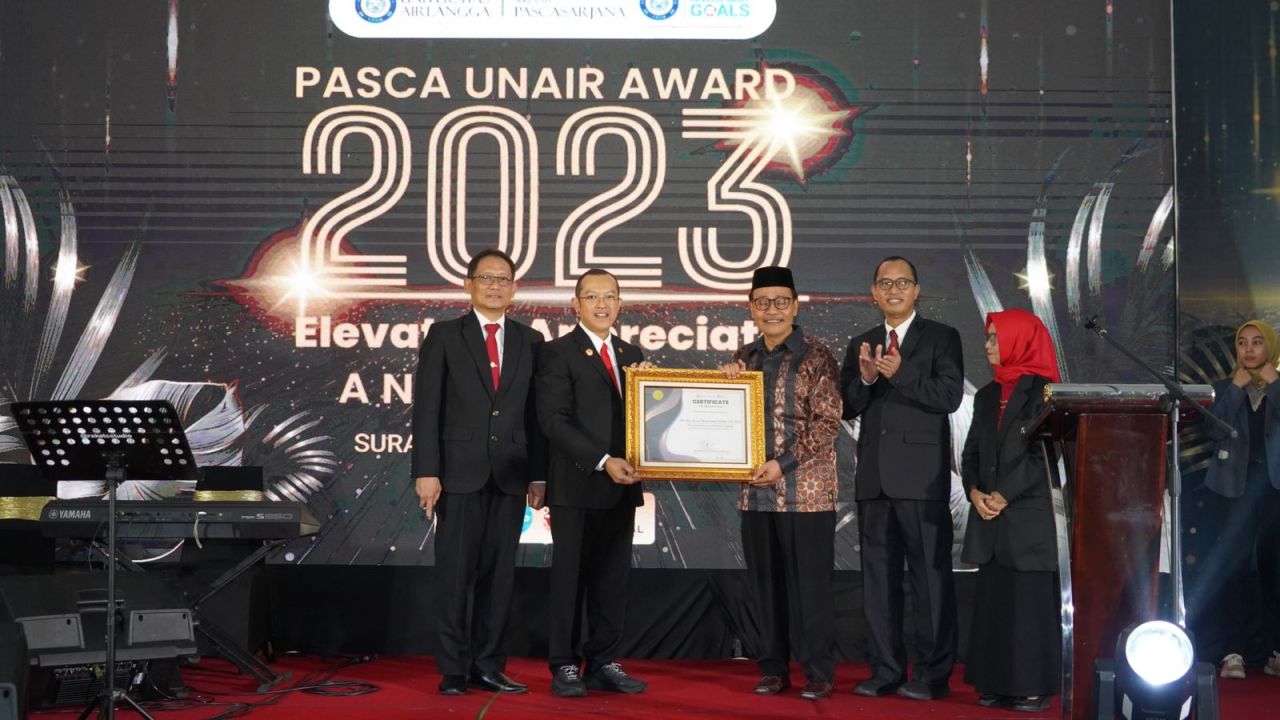 ThumbnailBangun Transformasi SDM, 3 Pesantren di Jatim Raih Penghargaan dari Unair Bangun Transformasi SDM, 3 Pesantren di Jatim Raih Penghargaan dari Unair